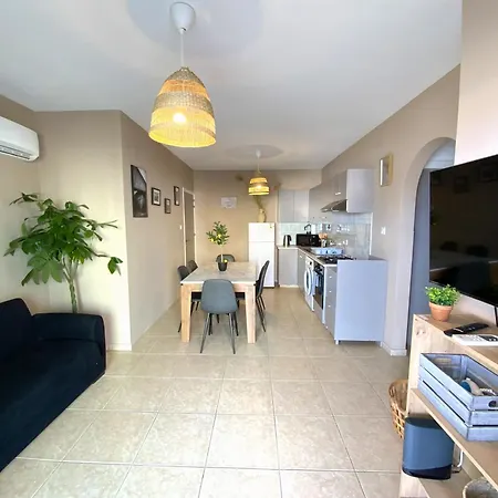 2 Combined Apts, Fast Wi-fi, 5 Min Walk To * Lárnaca