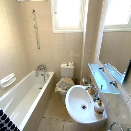 2 Combined Apts, Fast Wi-fi, 5 Min Walk To Апартаменты *