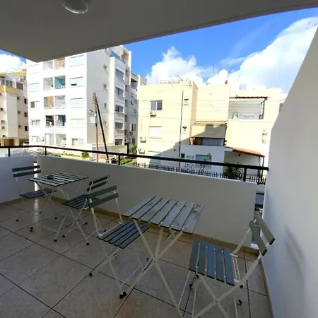2 Combined Apts, Fast Wi-fi, 5 Min Walk To *
