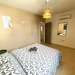 2 Apts, Fast Wi-fi, 5 Min Walk To Apartment Larnaca