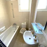 2 Apts, Fast Wi-fi, 5 Min Walk To Apartment *