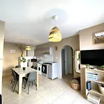 2 Apts, Fast Wi-fi, 5 Min Walk To Apartment Larnaca