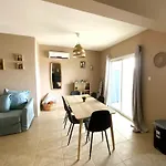 2 Apts, Fast Wi-fi, 5 Min Walk To Apartment