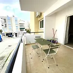 2 Apts, Fast Wi-fi, 5 Min Walk To * Larnaca