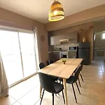 2 Apts, Fast Wi-fi, 5 Min Walk To Apartment