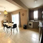2 Apts, Fast Wi-fi, 5 Min Walk To Apartment
