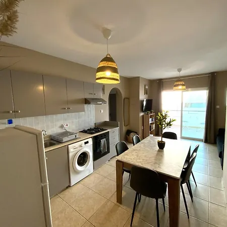 2 Combined Apts, Fast Wi-fi, 5 Min Walk To