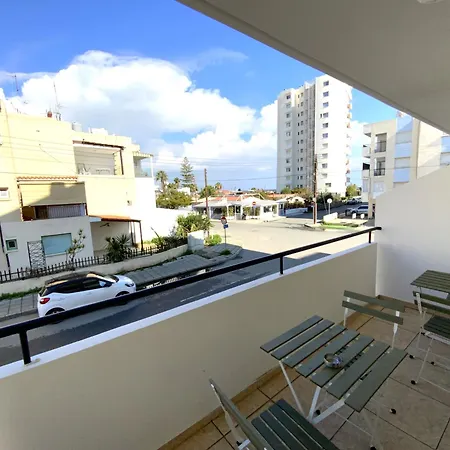 2 Combined Apts, Fast Wi-fi, 5 Min Walk To 라르나카