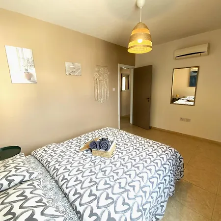 2 Apts, Fast Wi-fi, 5 Min Walk To Apartment Larnaka