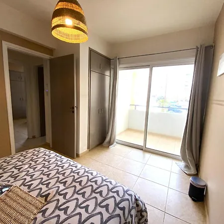 2 Combined Apts, Fast Wi-fi, 5 Min Walk To * Larnaca