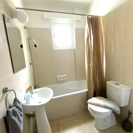 2 Apts, Fast Wi-fi, 5 Min Walk To *