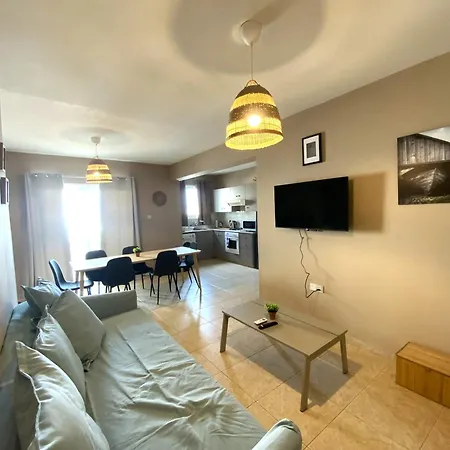 2 Combined Apts, Fast Wi-fi, 5 Min Walk To