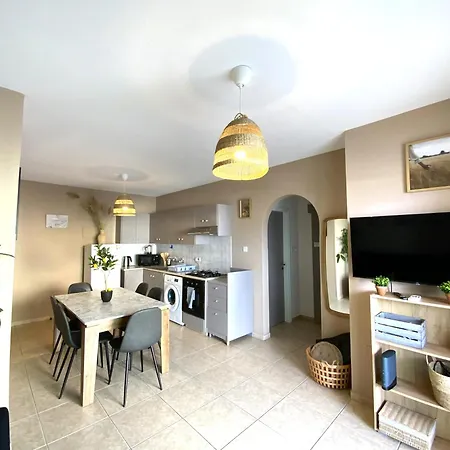 2 Combined Apts, Fast Wi-fi, 5 Min Walk To 公寓 拉纳卡