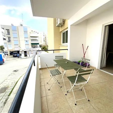 2 Combined Apts, Fast Wi-fi, 5 Min Walk To * 라르나카