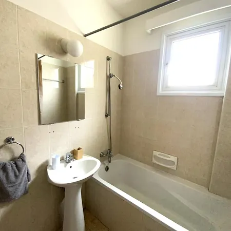 2 Apts, Fast Wi-fi, 5 Min Walk To