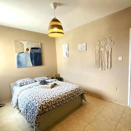 2 Combined Apts, Fast Wi-fi, 5 Min Walk To 拉纳卡