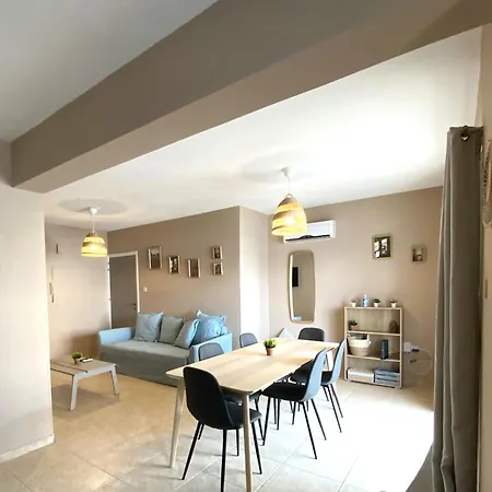 2 Combined Apts, Fast Wi-fi, 5 Min Walk To