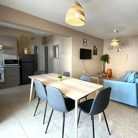 아파트 2 Combined Apts, Fast Wi-fi, 5 Min Walk To 라르나카