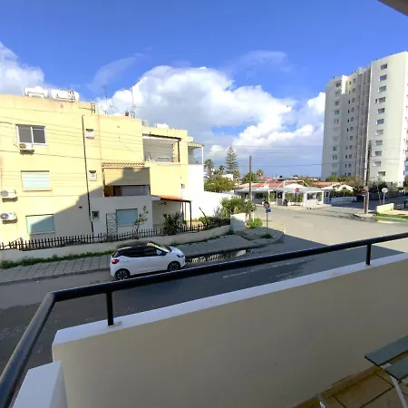 2 Apts, Fast Wi-fi, 5 Min Walk To Apartment Larnaka