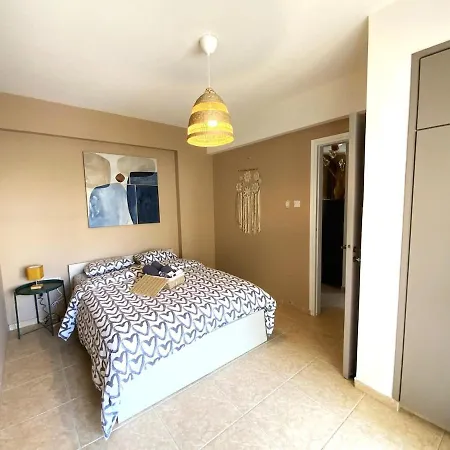 2 Apts, Fast Wi-fi, 5 Min Walk To *