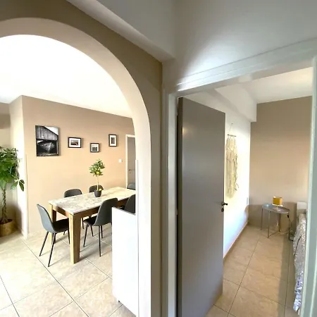 2 Combined Apts, Fast Wi-fi, 5 Min Walk To