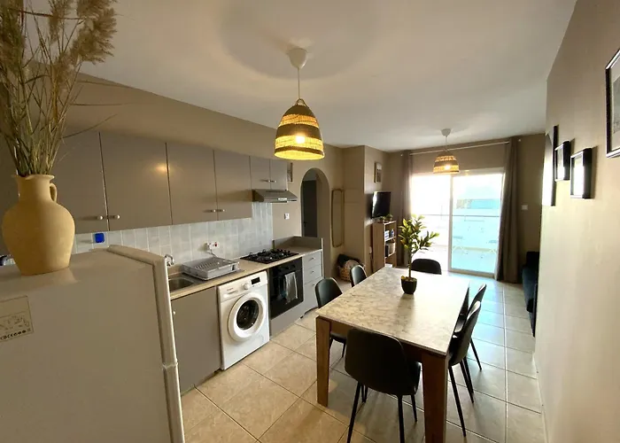 2 Combined Apts, Fast Wi-fi, 5 Min Walk To