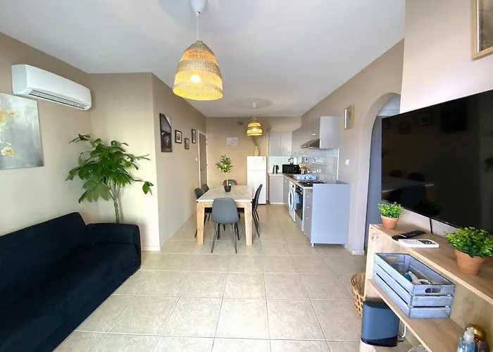 2 Combined Apts, Fast Wi-fi, 5 Min Walk To * Larnaca