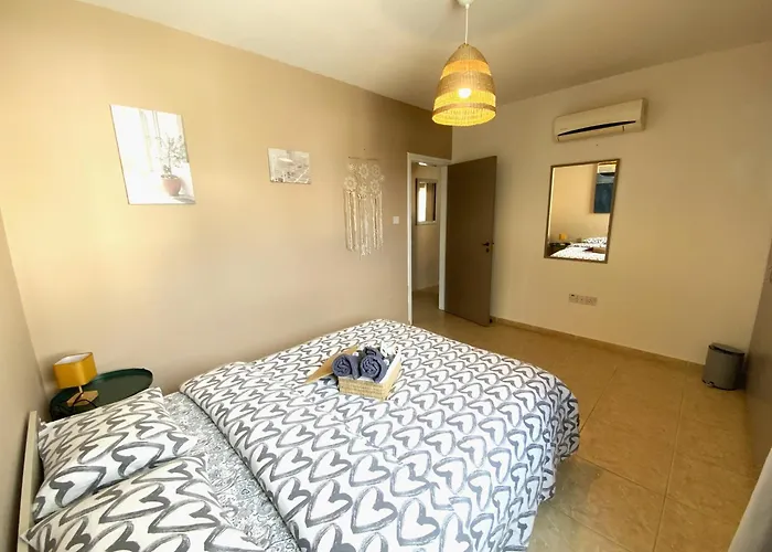 2 Combined Apts, Fast Wi-fi, 5 Min Walk To Apartmán Larnaca