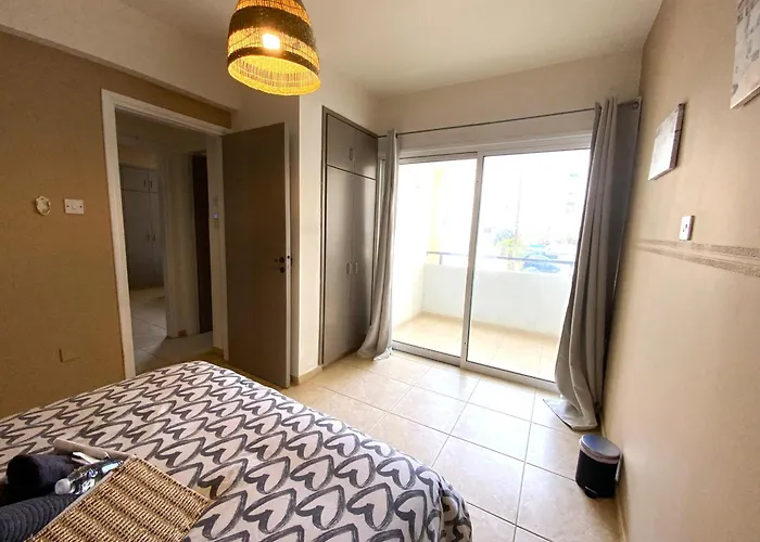 2 Combined Apts, Fast Wi-fi, 5 Min Walk To * Larnaca