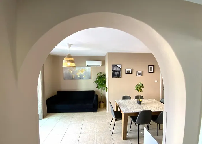 2 Combined Apts, Fast Wi-fi, 5 Min Walk To * Larnaca