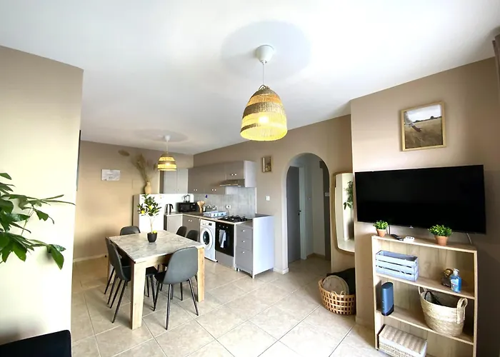 2 Combined Apts, Fast Wi-fi, 5 Min Walk To Apartmán Larnaca