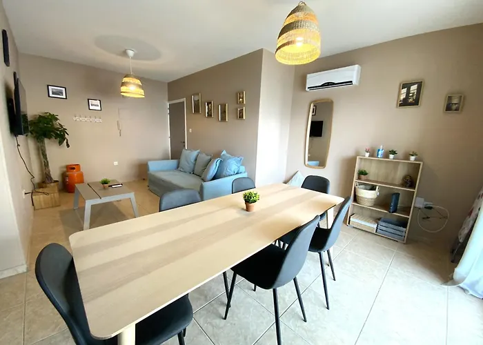 Appartement 2 Combined Apts, Fast Wi-fi, 5 Min Walk To Larnaca