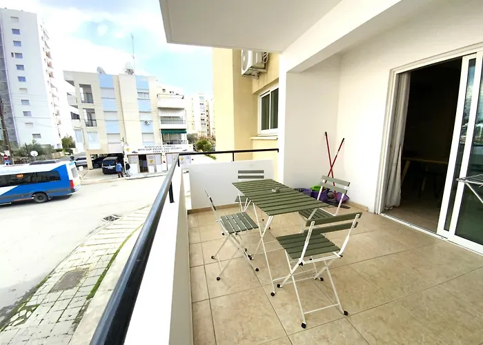 2 Combined Apts, Fast Wi-fi, 5 Min Walk To * Larnaca