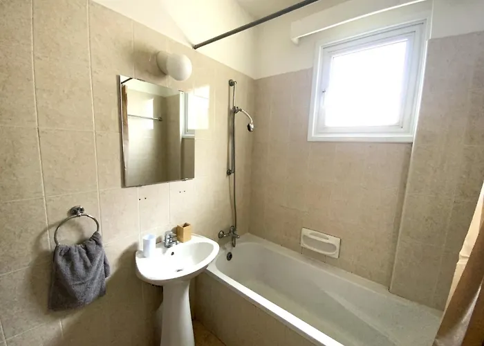 2 Combined Apts, Fast Wi-fi, 5 Min Walk To