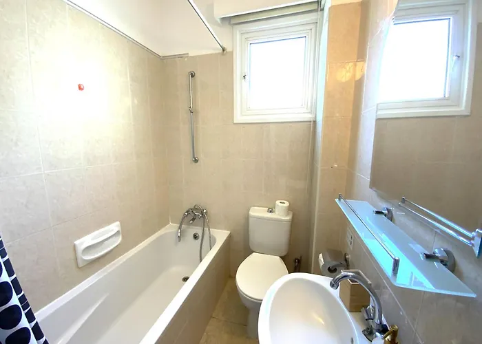 Appartement 2 Combined Apts, Fast Wi-fi, 5 Min Walk To *