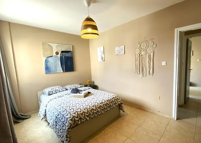 2 Combined Apts, Fast Wi-fi, 5 Min Walk To Larnaca