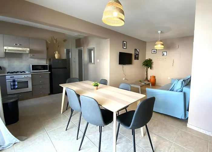 Apartmán 2 Combined Apts, Fast Wi-fi, 5 Min Walk To Larnaca