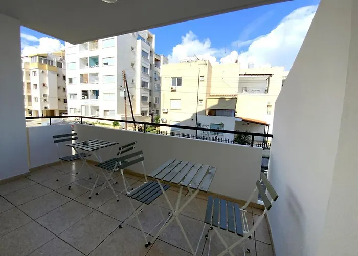 2 Combined Apts, Fast Wi-fi, 5 Min Walk To *