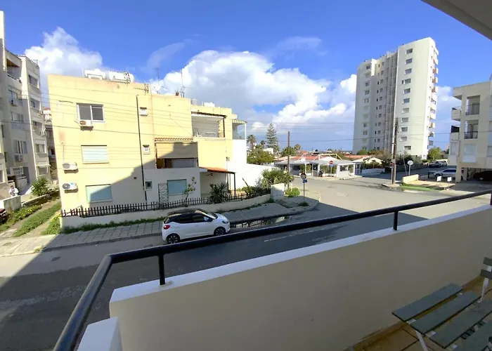 2 Combined Apts, Fast Wi-fi, 5 Min Walk To Apartmán Larnaca
