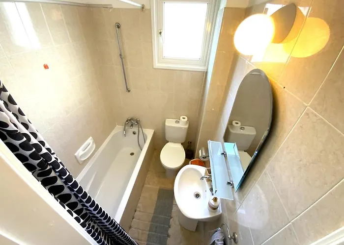 Appartement 2 Combined Apts, Fast Wi-fi, 5 Min Walk To Larnaca