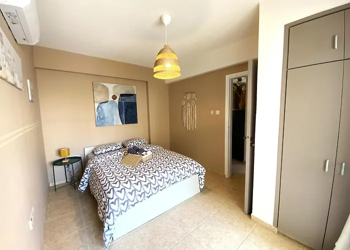 2 Combined Apts, Fast Wi-fi, 5 Min Walk To *