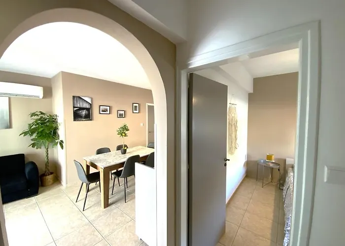 2 Combined Apts, Fast Wi-fi, 5 Min Walk To