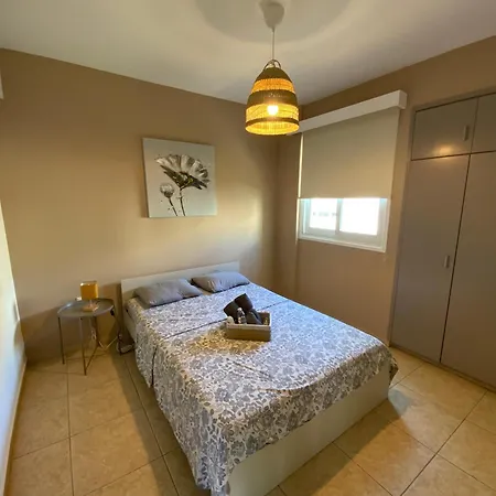 2 Combined Apts, Fast Wi-fi, 5 Min Walk To شقة لارنكا