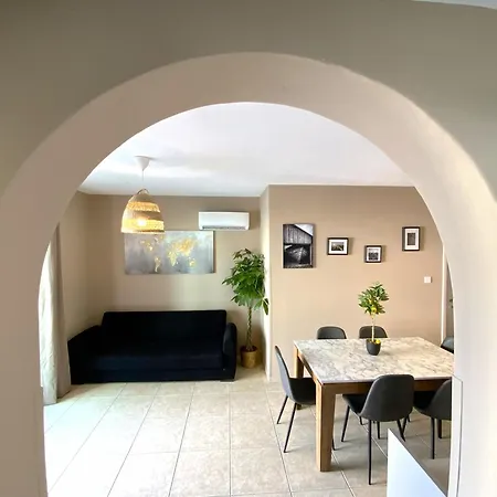 2 Combined Apts, Fast Wi-fi, 5 Min Walk To * لارنكا