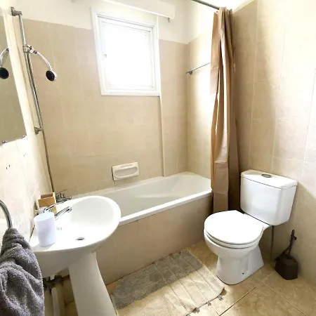 2 Combined Apts, Fast Wi-fi, 5 Min Walk To لارنكا